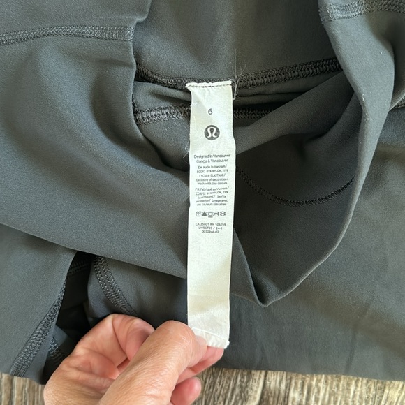 LULULEMON GREY LEGGINGS, SIZE 6 - Picture 5 of 10